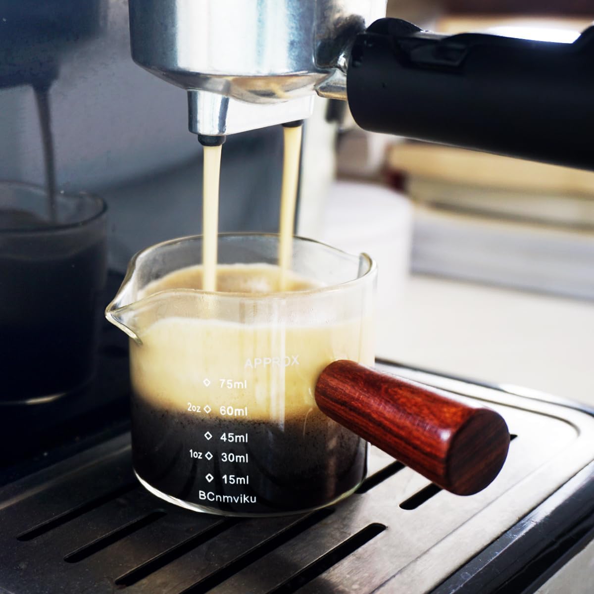 1 Pack Double Spouts Measuring Triple Pitcher Milk Cup with Wood Handle 75ML